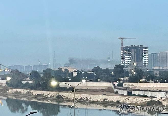 이라크 주재 미국 대사관에서 피어오르는 검은 연기./연합뉴스