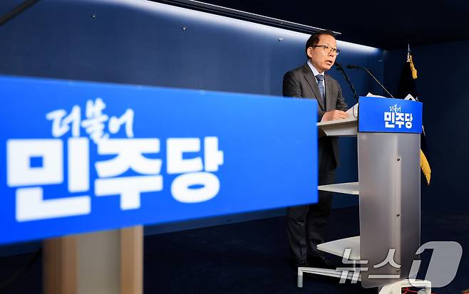 김이수 중앙당 공천관리위원장이 13일 서울 여의도 더불어민주당 중앙당사에서 공천 관련 심사 결과를 발표하고 있다. 2026.3.13 ⓒ 뉴스1 이호윤 기자