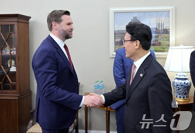 김민석 국무총리가 12일(현지시간) 미국 워싱턴 D.C 백악관에서 J.D 밴스 미국 부통령과의 회담에서 악수를 나누고 있다. (주미한국대사관 제공. 재판매 및 DB 금지) 2026.3.13 ⓒ 뉴스1 임세영 기자