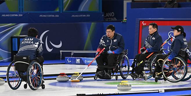 휠체어컬링 한국대표팀 선수들이 13일(현지시간) 이탈리아 코르티나담페초 컬링 올림픽 스타디움에서 열린 2026 밀라노 코르티나 패럴림픽 휠체어컬링 혼성 4인조 스웨덴과의 동메달 결정전에서 작전타임에 대화를 하고 있다. 사진 | 코르티나=사진공동취재단