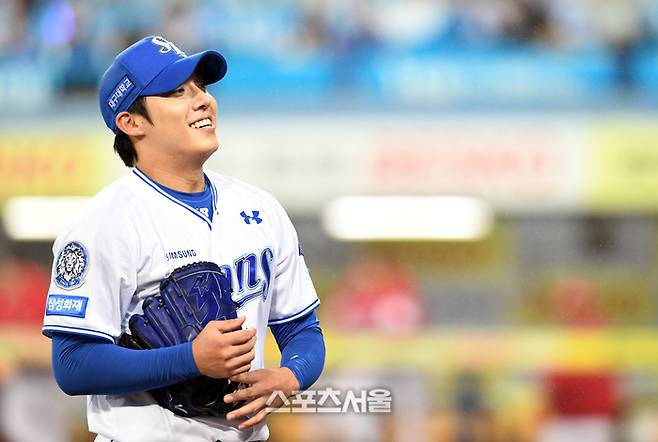 삼성 선발투수 원태인이 마운드에서 내려가면서 환하게 웃고 있다. 사진 | 박진업 기자 upandup@sportsseoul.com