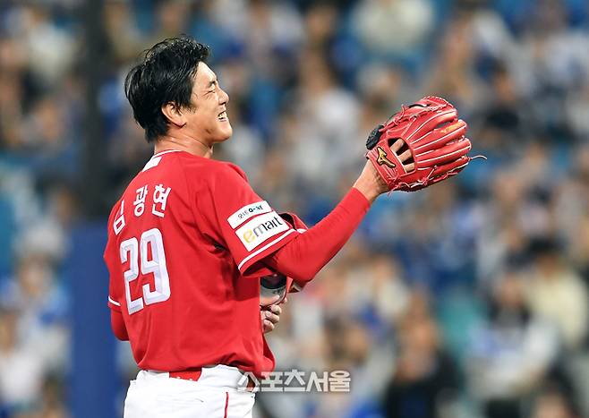 SSG 김광현이 연속 볼넷을 허용한 뒤 아쉬워하고 있다. 사진 | 박진업 기자 upandup@sportsseoul.com