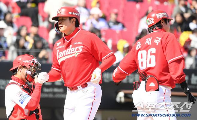 호투하던 KIA 선발 김태형 상대 솔로포를 터뜨린 SSG 4번 타자 김재환.