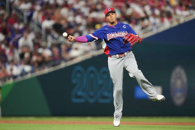 Dominican Republic third baseman Manny Machado throws to first base to get out Venezuela's Andres Gimenez during the eighth inning of a World Baseball Classic game, Wednesday, March 11, 2026, in Miami. (AP Photo/Lynne Sladky)
<저작권자(c) 연합뉴스, 무단 전재-재배포, AI 학습 및 활용 금지>