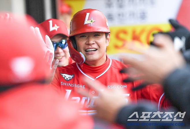 무표정이던 김재환은 이적 후 첫 홈런포가 터지자 활짝 웃었다.