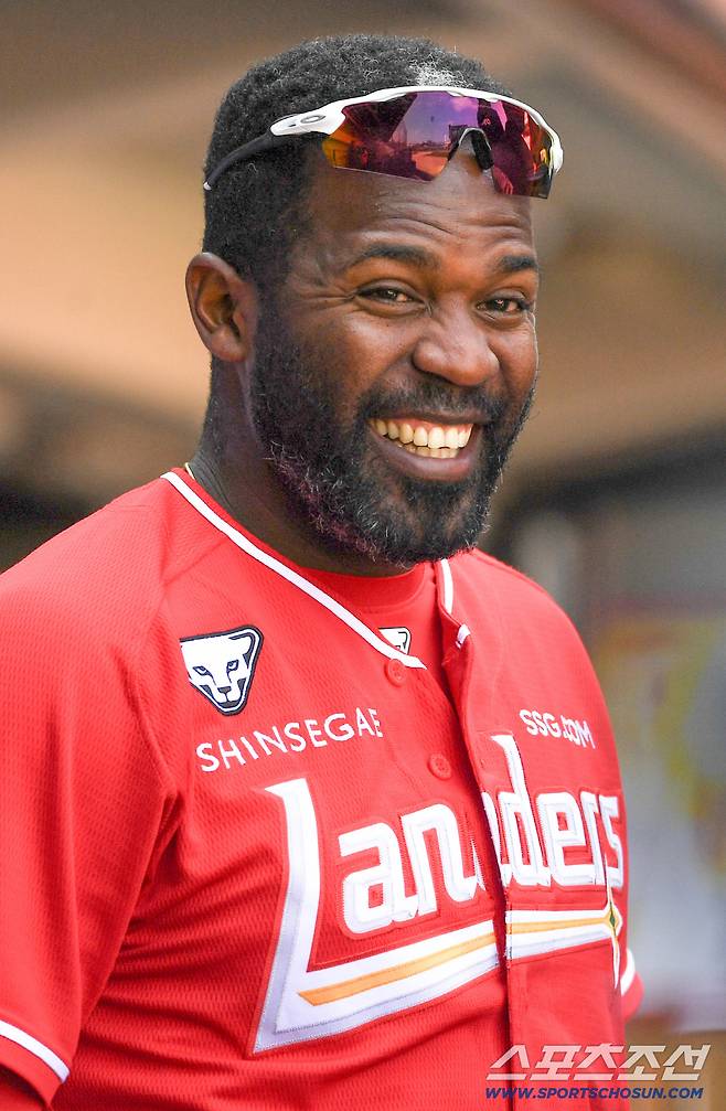 익살스러운 에레디아 리액션은 김재환은 더 기쁘게 했다.