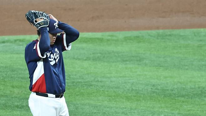 3실점에 머리 감싼 류현진. 연합뉴스