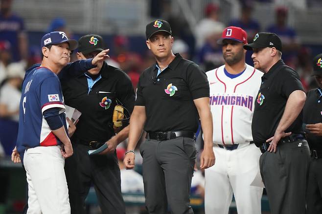 South Korea manager Ryu Ji-Hyun, left, and Dominican Republic manager Albert Pujols, second right, meet with umpires at the start of a World Baseball Classic quarterfinal game, Friday, March 13, 2026, in Miami. (AP Photo/Lynne Sladky)
<저작권자(c) 연합뉴스, 무단 전재-재배포, AI 학습 및 활용 금지>