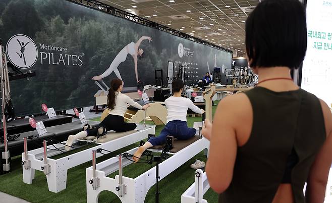 한 스포츠 박람회에서 필라테스 강사들이 시연하는 모습. 필라테스 강사 자격증은 국가가 관리하지 않는 대표적인 민간자격증으로, 현재 1500종이 넘는다.(사진은 기사 특정내용과 무관함)/뉴스1