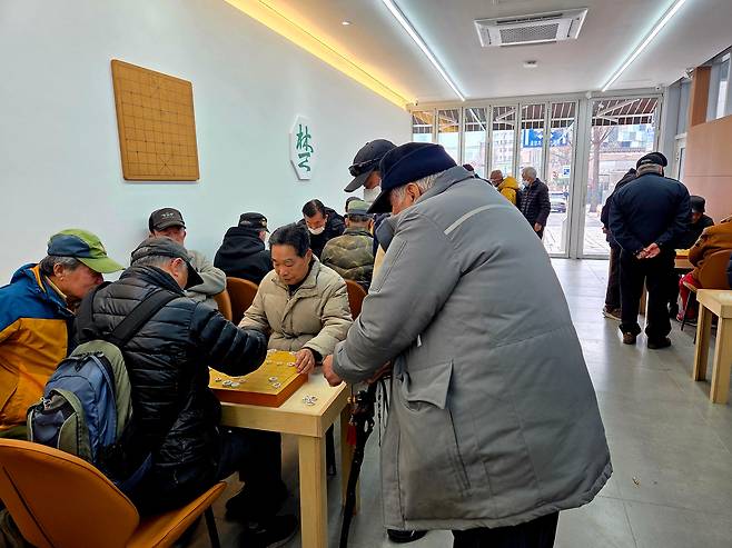 9일 오후 2시 반 낙원상가 1층 어르신 놀이터를 찾은 노인들의 모습. /양인성 기자