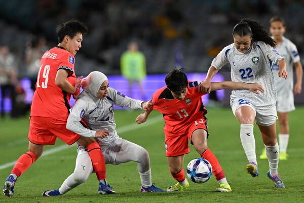 한국 여자축구대표팀의 박수정이 15일 열린 아시아축구연맹 아시안컵 8강전 우즈베키스탄과 경기에서 상대 수비진 사이로 돌파하고 있다. 시드니/EPA 연합뉴스