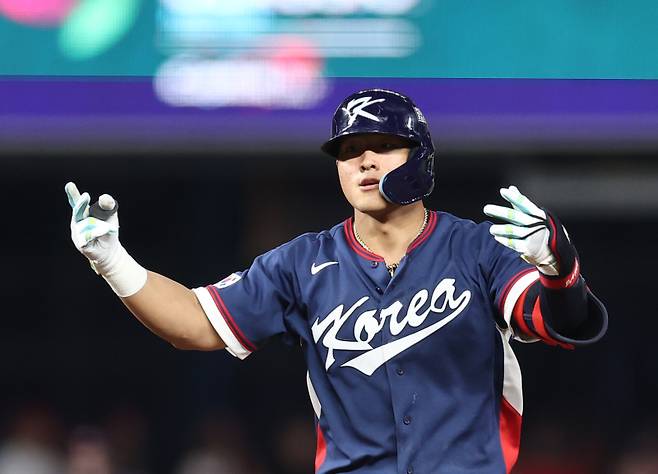 <yonhap photo-3057="">13일(현지시간) 미국 플로리다주 마이애미 론디포파크에서 열린 월드베이스볼클래식(WBC) 대한민국 대 도미니카공화국 준준결승전. 4회초 2사 한국 안현민이 2루타를 친 뒤 기뻐하고 있다. 사진=연합뉴스</yonhap>