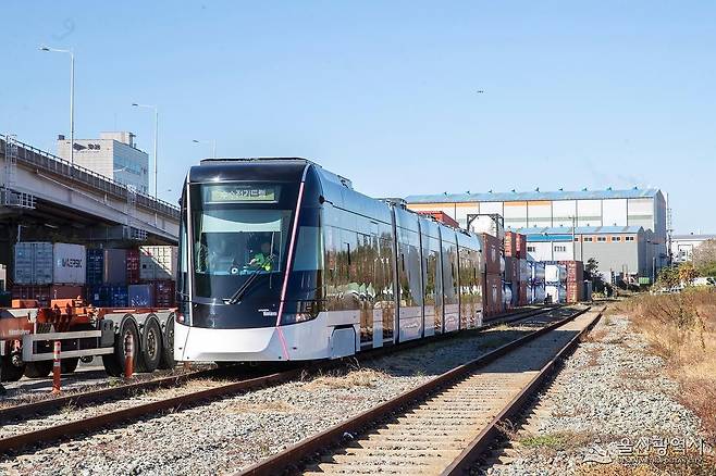 시승행사에 등장한 울산 수소전기트램. 울산시 측은 이 디자인 거의 그대로 울산 1호 도시철도 차량이 제작될 것이라고 했다. 사진 울산시