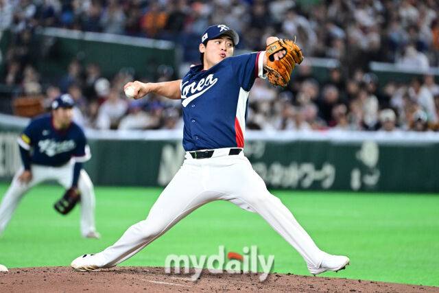 7일 일본 도쿄돔에서 열린 2026 월드 베이스볼 클래식(WBC) 조별리그 한국-일본 경기. 조병현이 3회말 2사에 마운드에 올라 힘차게 투구하고 있다./마이데일리