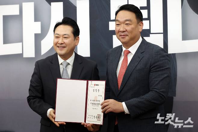 국민의힘 장동혁 대표가 18일 서울 여의도 국회에서 열린 최고위원회의에 앞서 정희용 사무총장에게 임명장을 전달하고 기념촬영을 하고 있다. 윤창원 기자