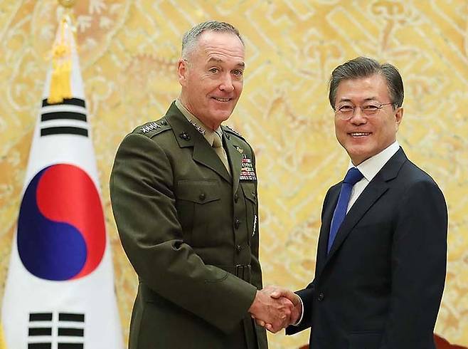 2017년 8월 당시 문재인 대통령이 청와대에서 방한 중인 조지프 던포드 미군 합참의장을 접견한 뒤 악수를 나누고 있다. 던포드 전 합참의장은 오는 5월부터 미국의 외교·안보 분야 유력 싱크탱크 CSIS 소장으로 일할 예정이다. 청와대 제공