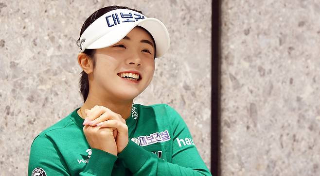 한국여자프로골프(KLPGA) 투어 신인 양효진이 인터뷰 중 질문을 들으며 활짝 웃고 있다. 오승현 기자