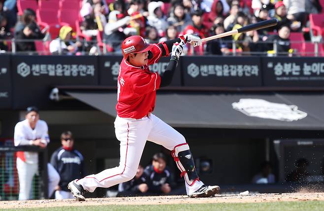 SSG 고명준이 13일 광주 챔피언스필드에서 열린 KIA와의 시범 경기에서 타격하고 있다. SSG랜더스 제공