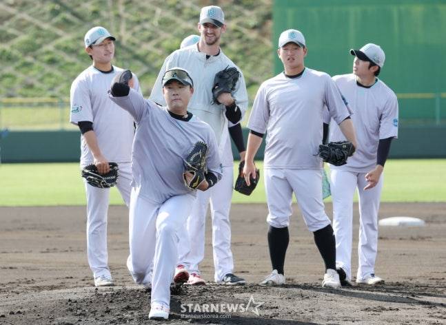 KT 위즈가 2월 26일 일본 오키나와현 우루마 구시카와 야구장에서 스프링캠프 일정을 진행했다. 한승혁을 비롯한 투수조가 번트 수비 훈련을 하고 있다. /사진=김진경 대기자