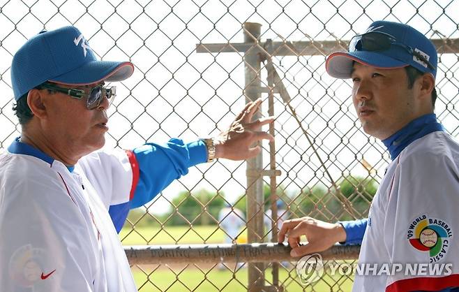 2006 월드베이스볼클래식(WBC)에서 한국 대표팀 주전 유격수로 활약했던 박진만(오른쪽) 삼성 라이온즈 감독. 사진 연합뉴스