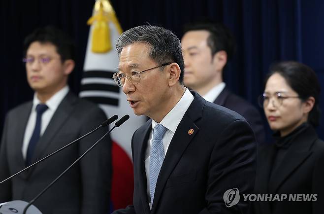 정부, 쉰들러 국제투자분쟁서 승소 (서울=연합뉴스) 신준희 기자 = 정성호 법무부 장관이 14일 정부서울청사에서 쉰들러 국제투자분쟁 승소 관련 브리핑을 하고 있다.
법무부는 스위스에 본사를 둔 승강기업체 쉰들러 홀딩 아게(Schindler Holding AG)가 한국 정부를 상대로 제기한 국제투자분쟁(ISDS)에서 우리가 승소했다고 밝혔다. 2026.3.14 hama@yna.co.kr