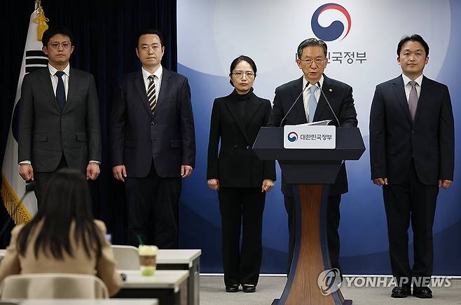 정부, 쉰들러 국제투자분쟁서 승소 (서울=연합뉴스) 신준희 기자 = 정성호 법무부 장관이 14일 정부서울청사에서 쉰들러 국제투자분쟁 승소 관련 브리핑을 하고 있다.
법무부는 스위스에 본사를 둔 승강기업체 쉰들러 홀딩 아게(Schindler Holding AG)가 한국 정부를 상대로 제기한 국제투자분쟁(ISDS)에서 우리가 승소했다고 밝혔다. 2026.3.14 hama@yna.co.kr