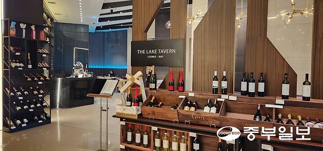 최근 새 단장을 마친 코트야드 바이 메리어트 수원 호텔이 1층에 위치한 로비 라운지 '더 레이크 태번(The Lake Tavern)'. 신연경기자