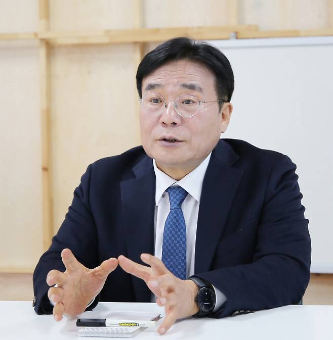 이병훈 더불어민주당 전남광주특별시장 경선 후보가 지난 12일 광주 서구 광천동 선거사무소에서 출마 비전과 포부를 밝히고 있다. /김성빈 기자