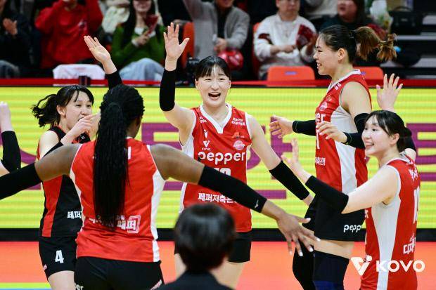 페퍼저축은행 AI페퍼스가 15일 광주 페퍼스타디움에서 열린 진에어 2025-2026 V리그 여자부 6라운드 정관장과의 시즌 마지막 경기에서 세트스코어 3-1(25-23 25-14 23-25 25-21)로 이겼다. 페퍼스는 이날 승리로 창단 이후 한 시즌 최다인 16승을 달성했다. <KOVO 제공>