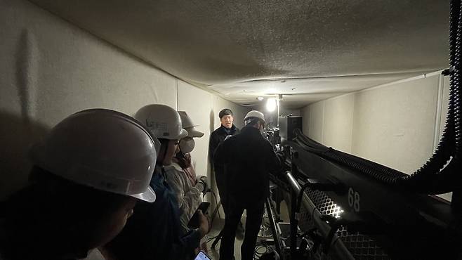 참가자들은 안전모와 두꺼운 장갑을 착용한 채 실링실에서 스팟 조명과 팔로우 조명을 직접 조작해 봤다.