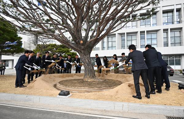 국립창원대학교 통합대학 출범식이 13일 대학본부 2층 인송홀에서 열렸다. 행사에 참석한 박민원 총장, 최교진 교육부 장관, 박완수 경남도지사, 박종훈 경남도교육감, 허성무 국회의원, 김종양 국회의원 등이 기념식수를 하고 있다. /김구연 기자