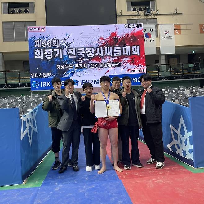 ▲ 10일부터 12일까지 문경에서 열린 제56회 회장기 전국장사씨름대회에서 중학교부 용장급 우승을 차지한 의성중학교 3학년 전탁평(가운데)이 금메달과 상장을 들고 관계자들과 기념촬영을 하고 있다. 경상북도 의성교육지원청 제공