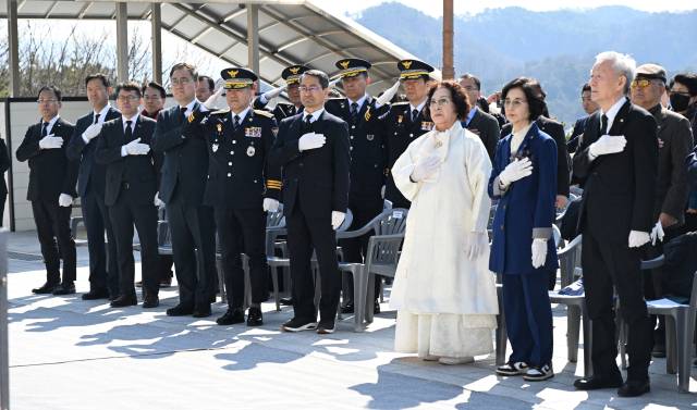 14일 오전 창원시 마산회원구 구암동 국립3.15민주묘지에서 열린 3.15의거 희생자 추모제에서 참석자들이 국기에 대한 경례를 하고 있다.전강용 기자