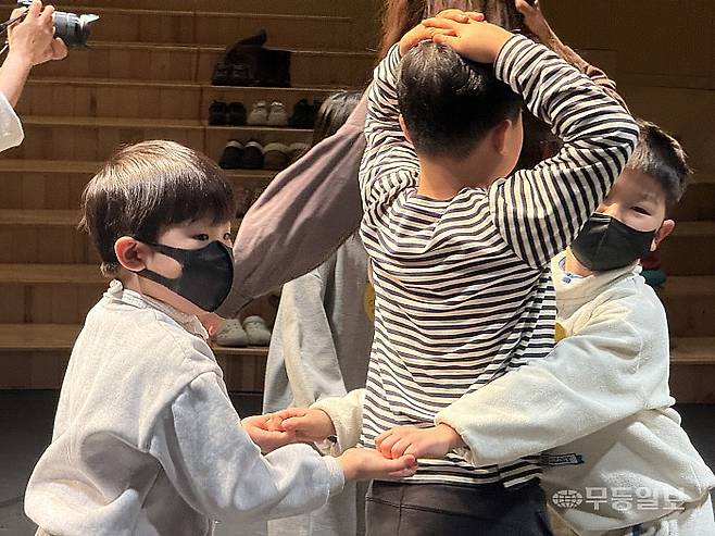 어린이들이 흰자와 노른자가 돼 순발력을 발휘하는 놀이 ‘계란 펑’을 하고 있다.