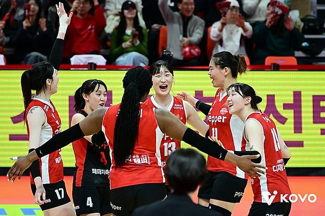 15일 정관장과의 경기에서 환호하고 있는 페퍼저축은행 선수단. KOVO 제공