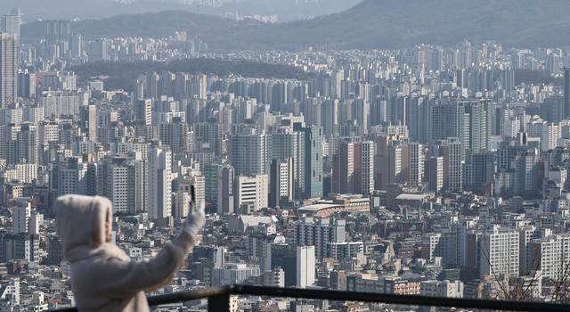 지난달 23일 서울 남산에서 바라본 서울 시내 아파트 밀집 지역 모습. 연합뉴스