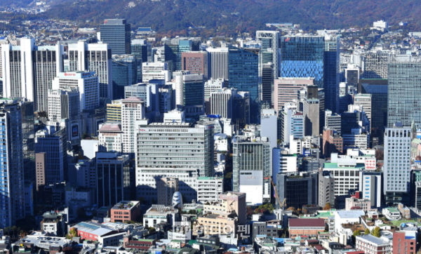 최근 시행된 ‘석유 제품 최고가격제’를 필두로 부동산, 노동, 기업 지배구조 등 시장 전반을 아우르는 규제 드라이브가 가속화되는 양상이다./사진=김상문 기자