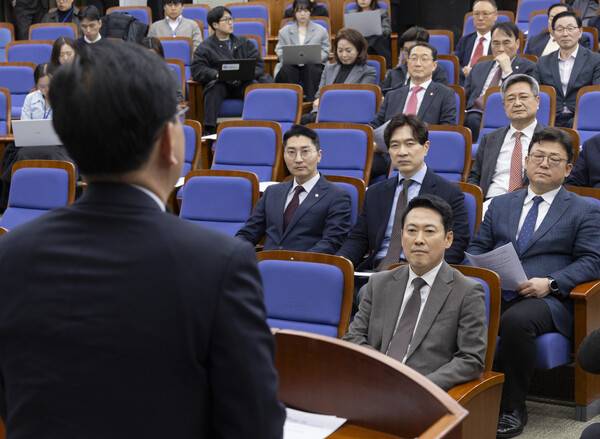 국민의힘 장동혁 대표와 의원들이 12일 국회에서 열린 의원 총회에서 송언석 원내대표의 '공소 취소 뒷거래 의혹' 진상규명 당론 추진과 관련한 발언을 듣고 있다. 2026.3.12. 연합뉴스