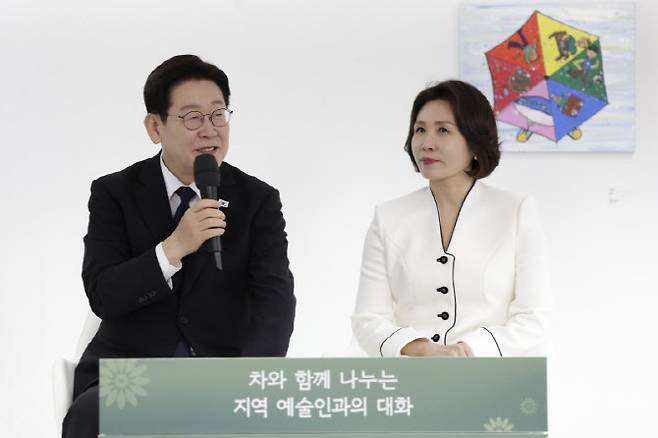 이재명 대통령이 15일 경남 창원시 마산합포구 창동예술촌 아트센터에서 열린 창원 지역예술인과의 대화에서 발언하고 있다. 오른쪽은 김혜경 여사.(사진=청와대통신사진기자단)
