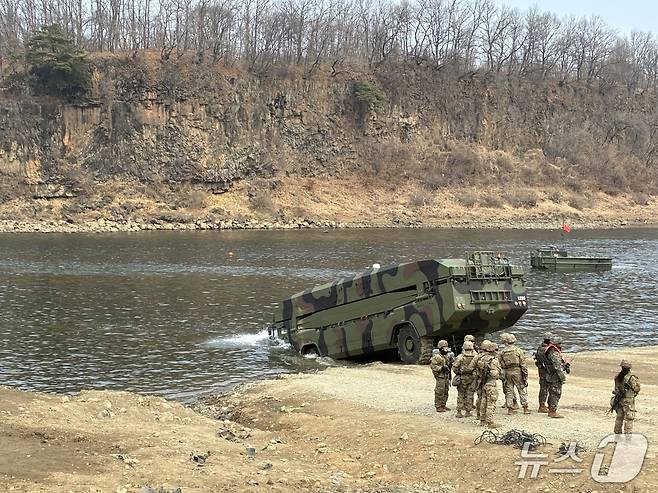 14일 한미 연합 연습 '자유의 방패'(Freedom Shield·FS)의 일환으로 진행된 제병협동훈련에서 우리 군의 자주도하장비 수룡(KM3)가 도하훈련을 위해 한탄강으로 진입하는 모습. 2026.3.14./ⓒ 뉴스1 김기성 기자