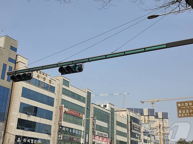 13일 오후 1시쯤 광주 서구 풍암동 풍암IC 옆 단일로 차량신호등 보조장치가 작동하고 있다. 2026.3.13 ⓒ 뉴스1 조수민 수습기자