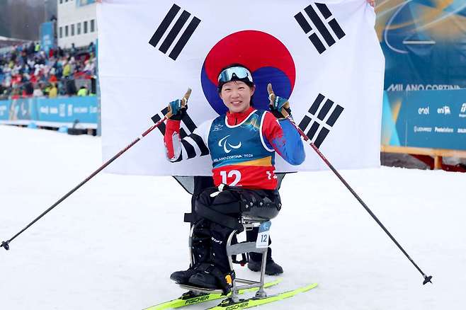 김윤지(19·BDH파라스)가 15일(한국시간) 열린 2026 밀라노·코르티나담페초 동계패럴림픽 크로스컨트리 스키 여자 20㎞ 인터벌 스타트 좌식에서 우승했다. (공동취재단 제공)