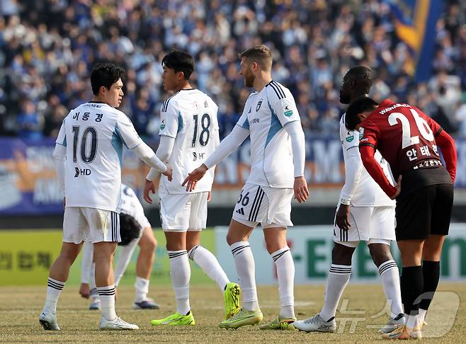 15일 오후 경기 부천시 부천종합운동장에서 열린 하나은행 K리그1 2026 부천 FC와 울산 HD의 경기에서 2대1 역전승을 거둔 울산 선수들이 기쁨을 나누고 있다. 2026.3.15 ⓒ 뉴스1 김진환 기자