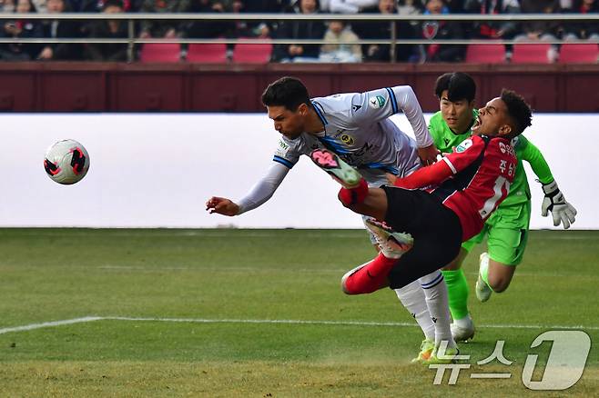 15일 오후 포항스틸러스에서 열린 프로축구 하나은행 K리그1 2026 포항스틸러스와 인천유나이티 FC의 경기 전반 포항 주닝요가 문전에서 볼을 다투고 있다. 2026.3.15 ⓒ 뉴스1 최창호 기자