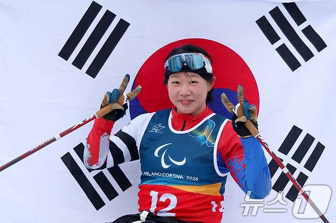 김윤지가 15일(현지시간) 이탈리아 테세로 크로스컨트리 스타디움에서 열린 2026 밀라노·코르티나담페초 동계 패럴림픽 크로스컨트리 스키 여자 20㎞ 인터벌 스타트 좌식에서 결승선을 통과한 뒤 포즈를 취하고 있다.대한장애인체육회 제공. 재판매 및 DB 금지) 2026.3.15 ⓒ 뉴스1