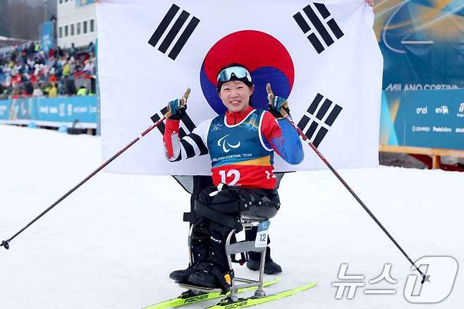 김윤지가 15일(현지시간) 이탈리아 테세로 크로스컨트리 스타디움에서 열린 2026 밀라노·코르티나담페초 동계 패럴림픽 크로스컨트리 스키 여자 20㎞ 인터벌 스타트 좌식에서 결승선을 통과한 뒤 포즈를 취하고 있다. (대한장애인체육회 제공. 재판매 및 DB 금지) 2026.3.15 ⓒ 뉴스1
