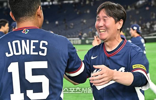 대한민국 야구대표팀의 류지현 감독(오른쪽)이 9일 일본 도쿄 도쿄돔에서 열린 2026 월드 베이스볼 클래식(WBC) 조별리그 호주와의 경기에서 7-2로 승리해 극적으로 미국 마이애미에서 열리는 8강전 진출을 확정한 뒤 저마이 존스와 함께 기뻐하고 있다. 2026. 3. 9. 도쿄(일본) | 박진업 기자 upandup@sportsseoul.com