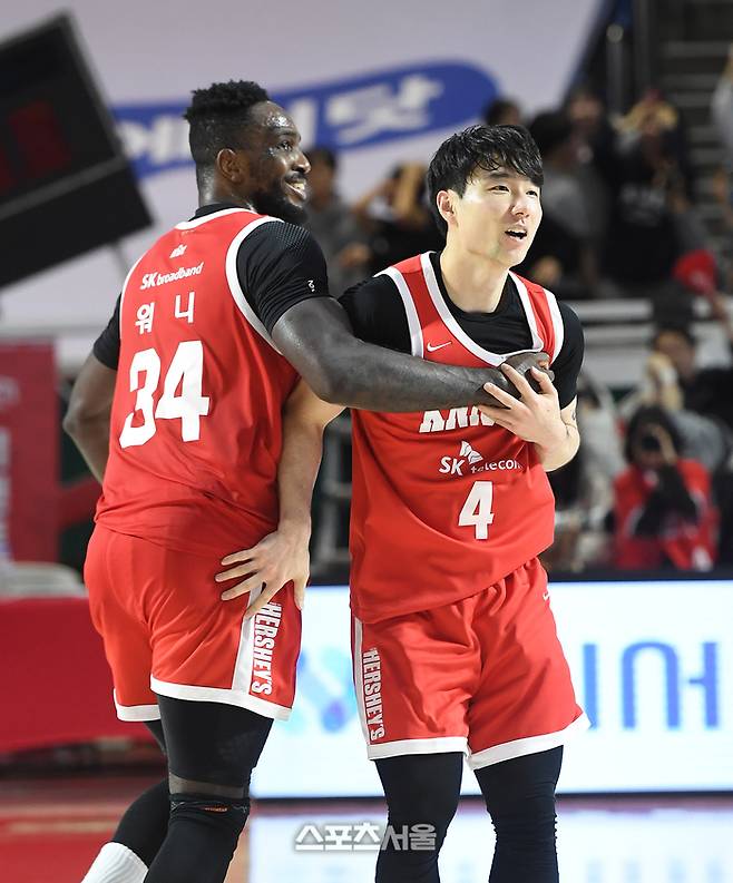 SK 김낙현(오른쪽)이 17일 잠실학생체육관에서 열린 202-2026 프로농구 KT와 경기에서 3점슛을 넣은 뒤 자밀 워니와 함께 기뻐하고 있다. 잠실학생 | 박진업 기자 upandup@sportsseoul.com