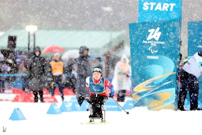 김윤지가 15일(현지시간) 이탈리아 테세로 크로스컨트리 스타디움 에서 열린 2026 밀라노·코르티나 동계패럴림픽 크로스컨트리 여자 좌식 20㎞ 인터벌 스타트에서 금메달을 따냈다. 한국 선수 역대 최초로 동계패럴림픽 2관왕 달성이다. 사진 | 대한장애인체육회
