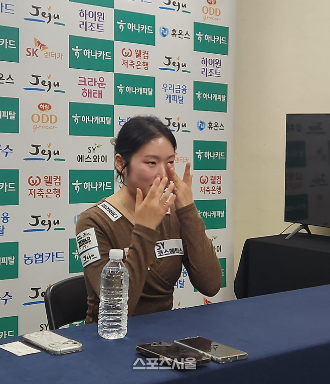 LPBA 에스와이의 한지은이 14일 제주 한라체육관에서 열린 2025~2026시즌 ‘하나카드 하나캐피탈 제주특별자치도 월드챔피언십’ LPBA 결승전에서 준우승한 뒤 기자회견에서 눈물을 보이고 있다.